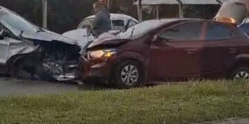 Motorista cochila ao volante e causa batida frontal entre dois carros em Poços de Caldas