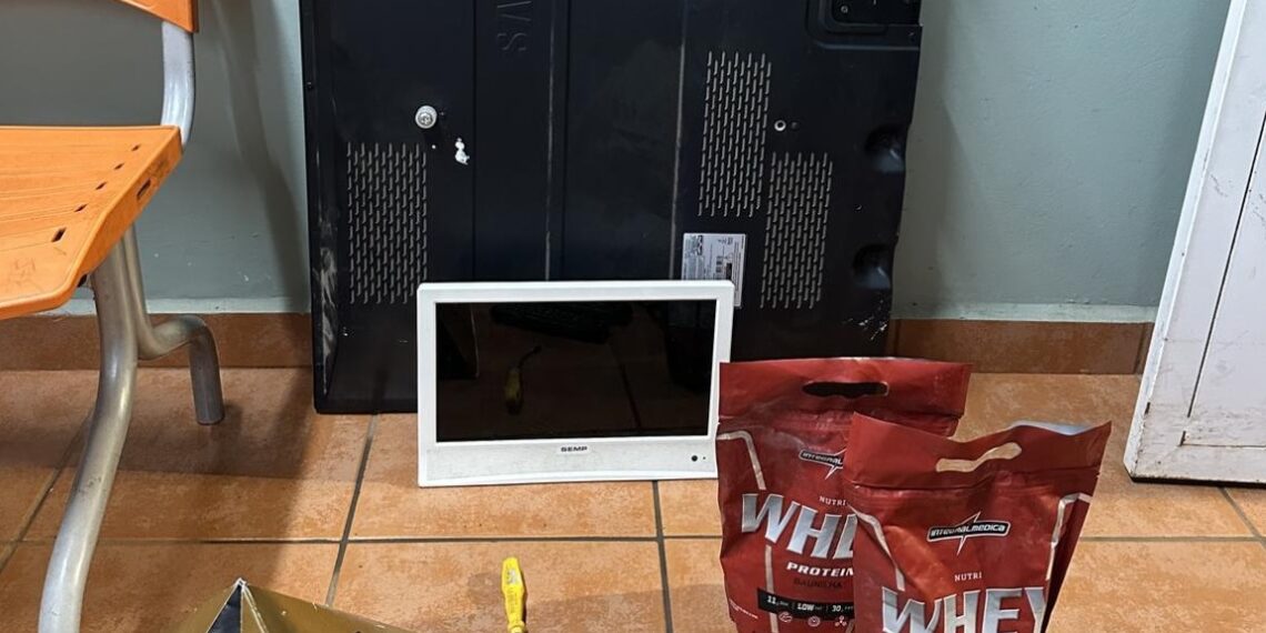 Homem é preso por furto a sorveteria após ser flagrado carregando TV nas costas em praça no Centro de Poços de Caldas