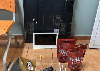 Homem é preso por furto a sorveteria após ser flagrado carregando TV nas costas em praça no Centro de Poços de Caldas