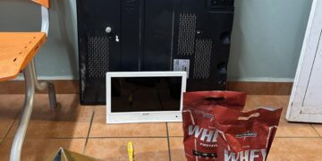 Homem é preso por furto a sorveteria após ser flagrado carregando TV nas costas em praça no Centro de Poços de Caldas