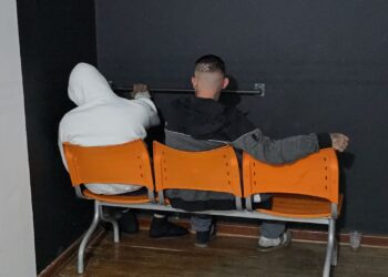 PM apreende menor armado e mais de 1 kg de maconha após denúncia em Poços