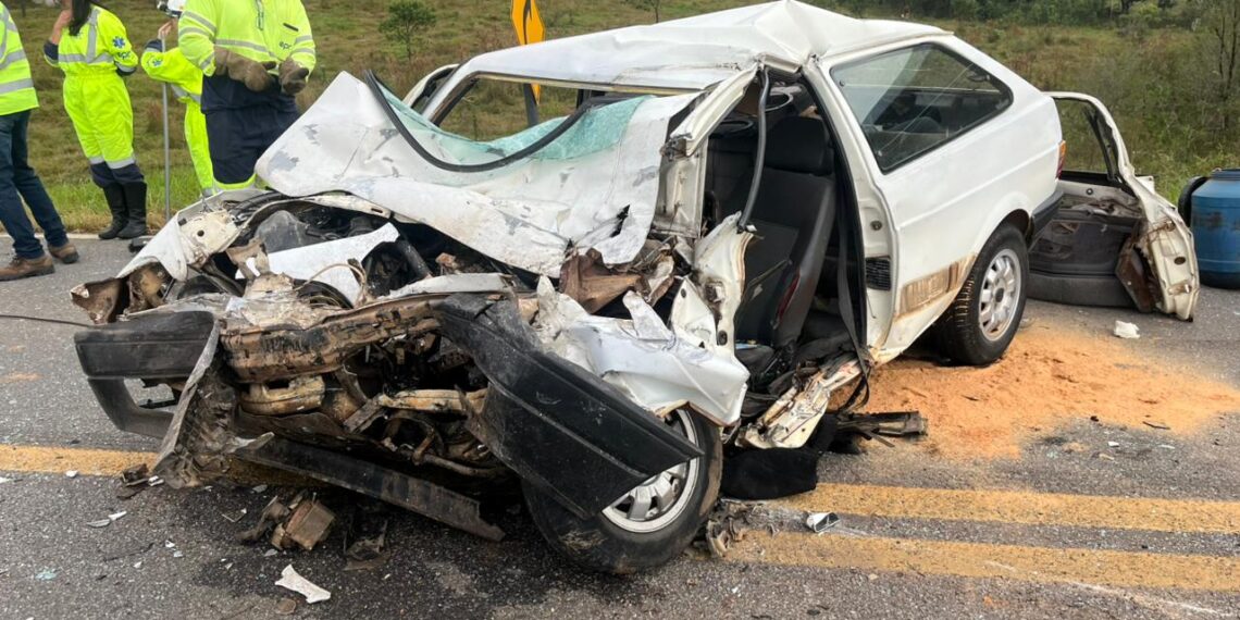 Nevoeiro provoca colisão frontal durante ultrapassagem e deixa militar do exército ferido