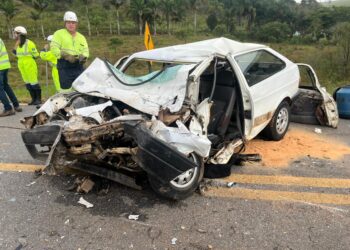 Nevoeiro provoca colisão frontal durante ultrapassagem e deixa militar do exército ferido
