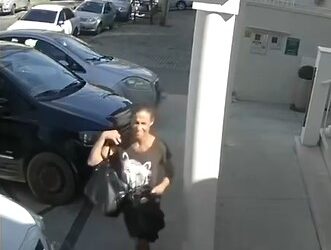 VÍDEO: mulher invade escritório e furta bolsa de advogada em Poços de Caldas