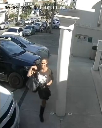 VÍDEO: mulher invade escritório e furta bolsa de advogada em Poços de Caldas
