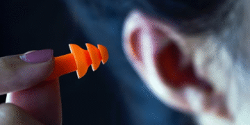 Funcionária denuncia EPI vencido e consegue romper contrato na Justiça com frigorífico