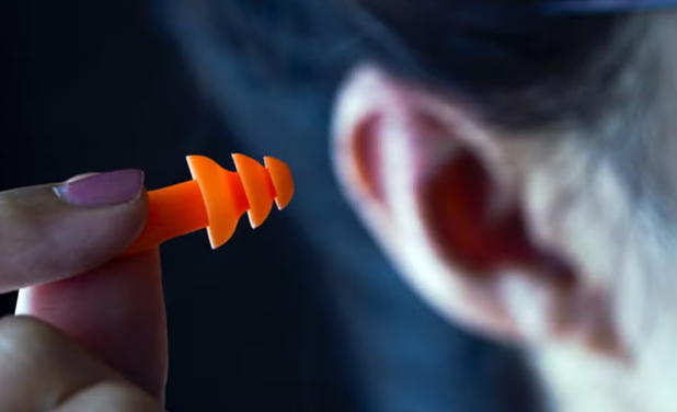 Funcionária denuncia EPI vencido e consegue romper contrato na Justiça com frigorífico