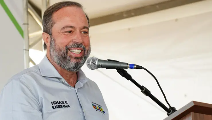 Ministro de Minas e Energia anuncia mais de R$ 35,9 milhões em investimentos em saneamento para cidades na região