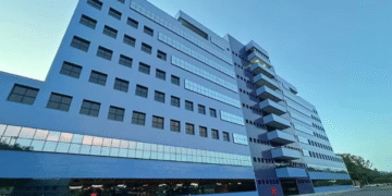 Falha bancária atrasa salários de servidores municipais de Poços; Prefeitura informa previsão de regularização