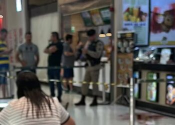 Cliente é esfaqueado em praça de alimentação de shopping da região; suspeito é preso