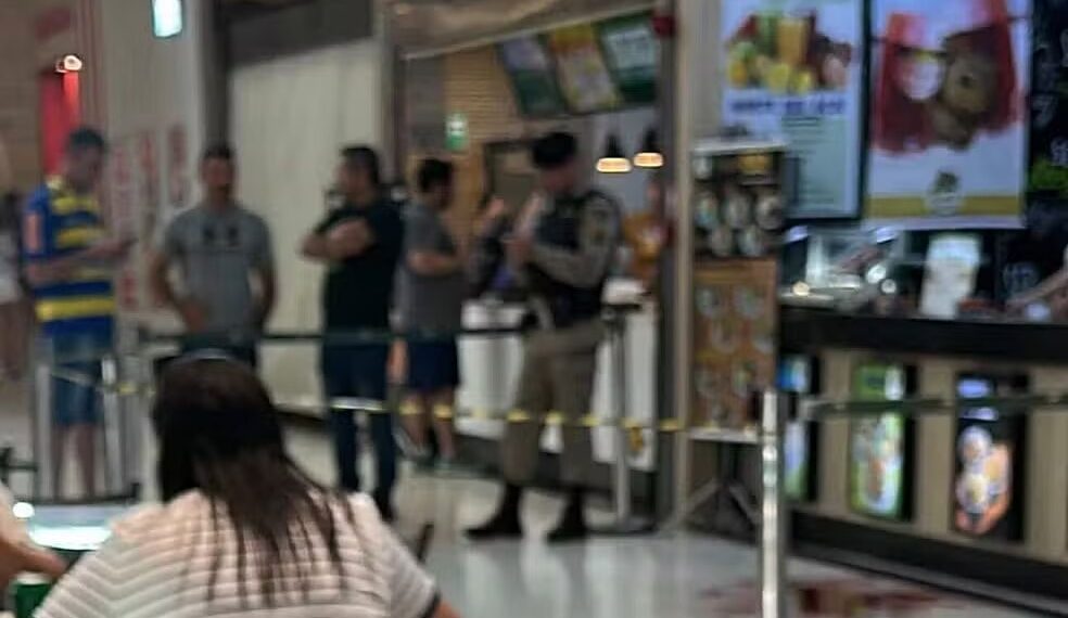 Cliente é esfaqueado em praça de alimentação de shopping da região; suspeito é preso