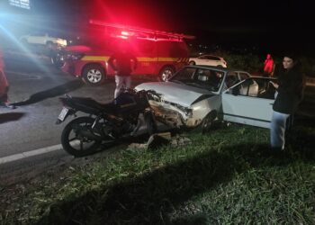 Motociclista sofre suspeita de múltiplas fraturas após acidente com carro na MGC-267