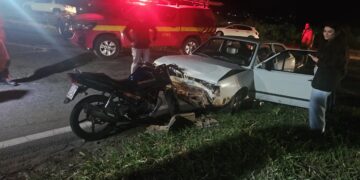 Motociclista sofre suspeita de múltiplas fraturas após acidente com carro na MGC-267