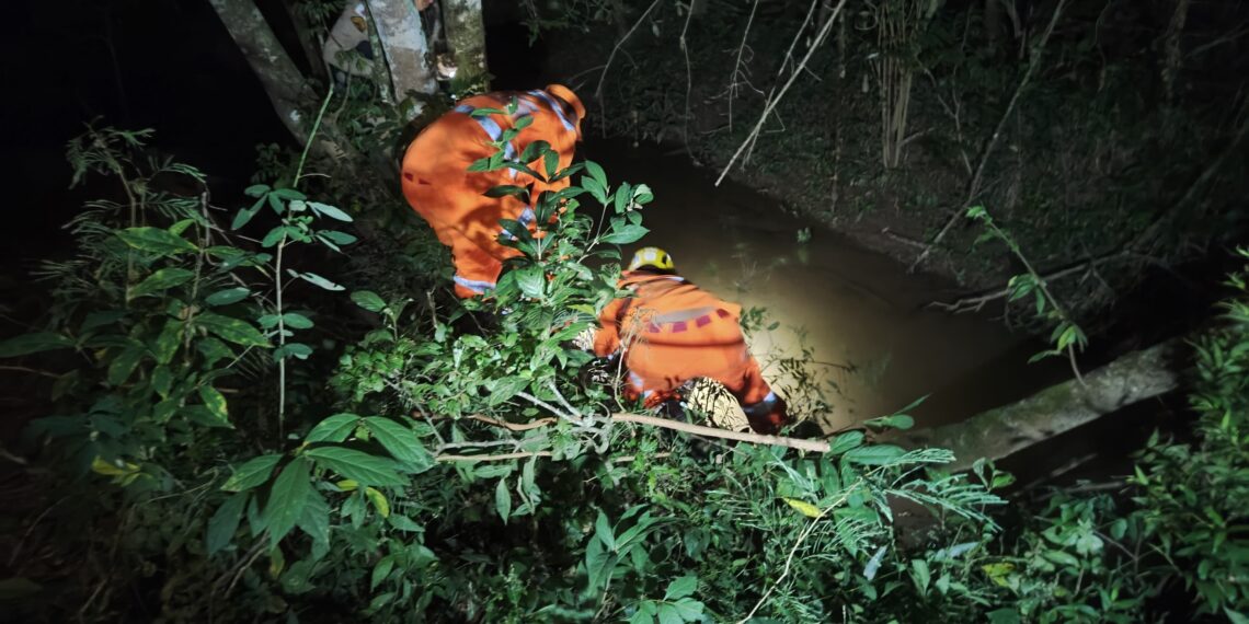 Corpo de homem é encontrado parcialmente submerso em ribeirão