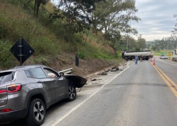 Colisão frontal entre carreta e Jeep Compass mobiliza Bombeiros na BR-146
