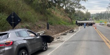 Colisão frontal entre carreta e Jeep Compass mobiliza Bombeiros na BR-146