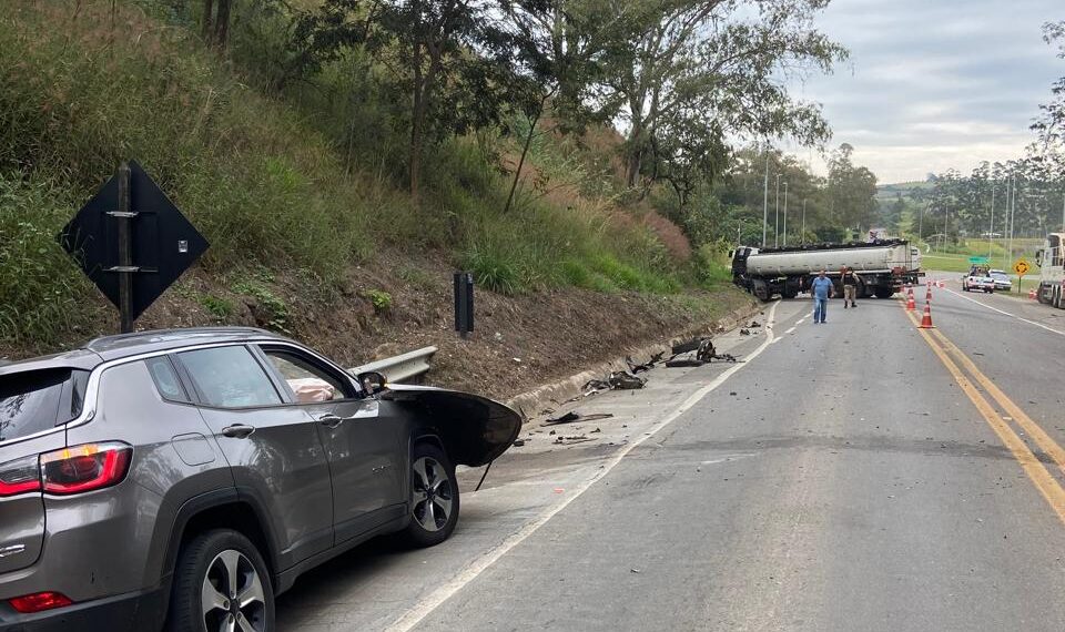 Colisão frontal entre carreta e Jeep Compass mobiliza Bombeiros na BR-146