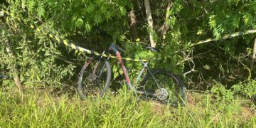 Ciclista morre após ser atropelado por carro; motorista é detido pela PM