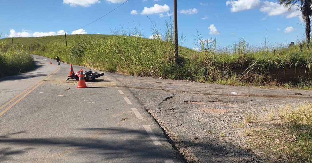 Homem fica gravemente ferido após acidente entre moto e caminhão