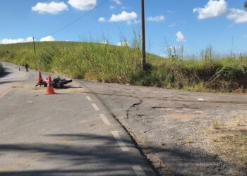 Homem fica gravemente ferido após acidente entre moto e caminhão