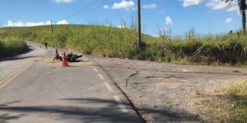 Homem fica gravemente ferido após acidente entre moto e caminhão