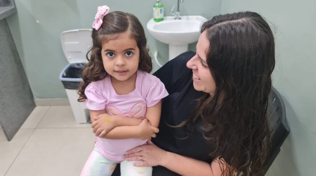 Campanha leva vacinação a escolas e atualiza cadernetas em Poços