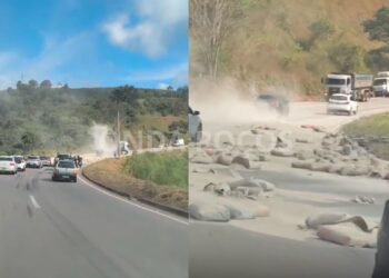 Caminhão cai em ribanceira e deixa dois feridos em Poços de Caldas