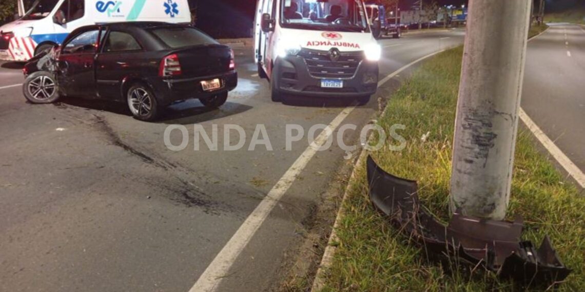Homem fica gravemente ferido após acidente na Avenida Alcoa, em Poços de Caldas