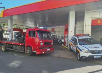 PM aborda motocicleta suspeita e recupera celular produto de furto