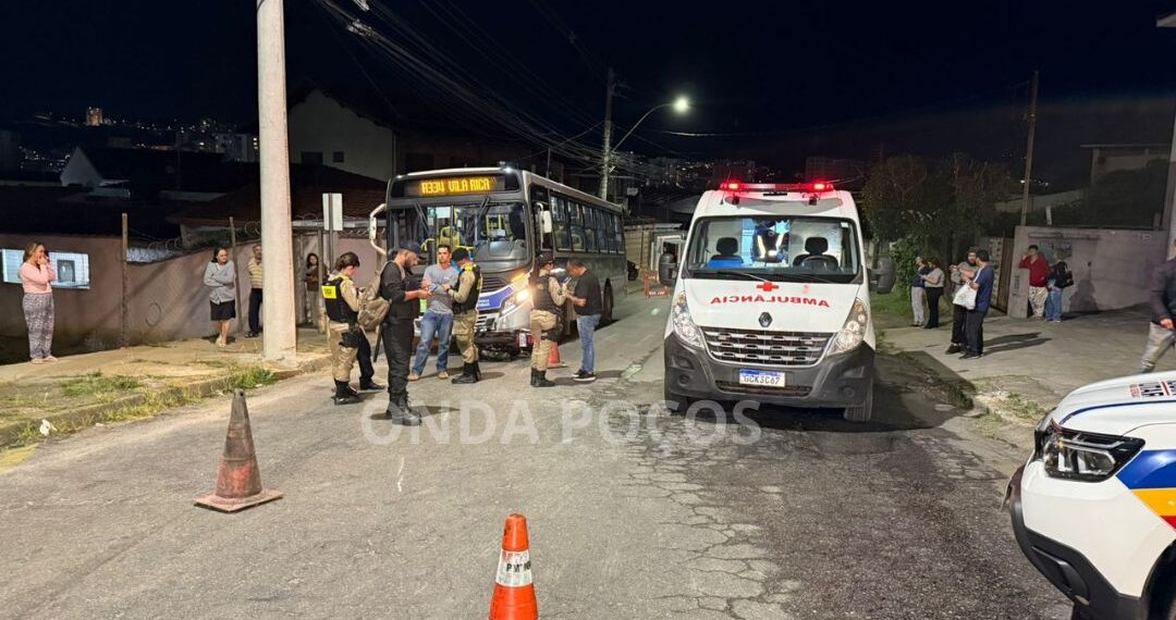 Acidente entre moto, caminhonete e ônibus deixa uma pessoa ferida em Poços