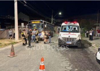 Acidente entre moto, caminhonete e ônibus deixa uma pessoa ferida em Poços