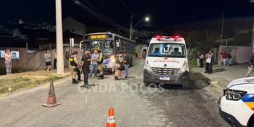 Acidente entre moto, caminhonete e ônibus deixa uma pessoa ferida em Poços
