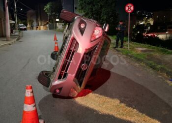 Mulher bate em veículo estacionado e carro tomba em Poços de Caldas