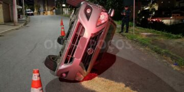 Mulher bate em veículo estacionado e carro tomba em Poços de Caldas