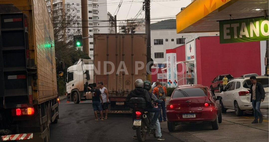 Carreta atinge poste e interdita trânsito em avenida de Poços de Caldas