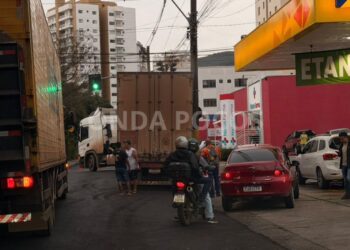 Carreta atinge poste e interdita trânsito em avenida de Poços de Caldas