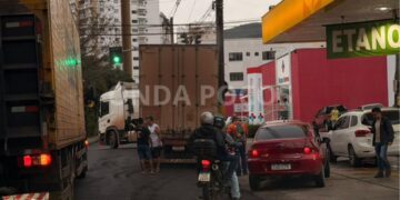 Carreta atinge poste e interdita trânsito em avenida de Poços de Caldas