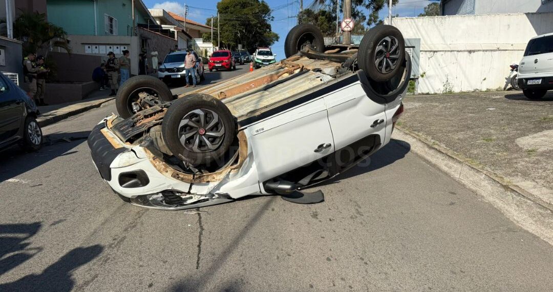 Carro capota após colisão na zona oeste de Poços; condutor alegou que passou mal