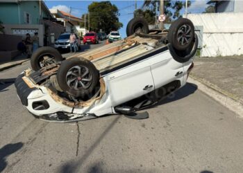 Carro capota após colisão na zona oeste de Poços; condutor alegou que passou mal