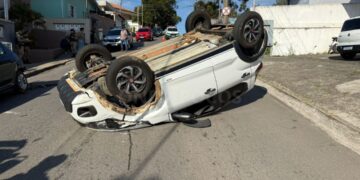 Carro capota após colisão na zona oeste de Poços; condutor alegou que passou mal