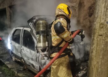 VÍDEO: Veículo pega fogo após forte estouro e mobiliza bombeiros em Poços de Caldas