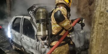VÍDEO: Veículo pega fogo após forte estouro e mobiliza bombeiros em Poços de Caldas