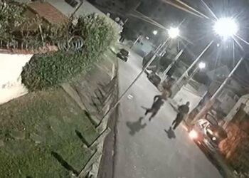 Imagens mostram suspeitos incendiando carro de homem assassinado em Poços