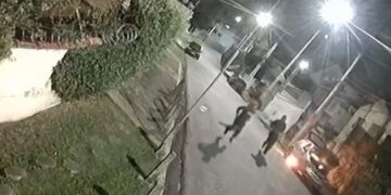 Imagens mostram suspeitos incendiando carro de homem assassinado em Poços