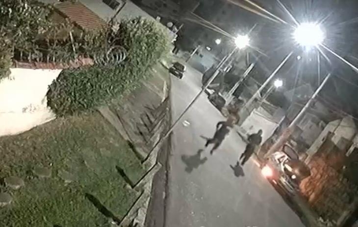 Imagens mostram suspeitos incendiando carro de homem assassinado em Poços