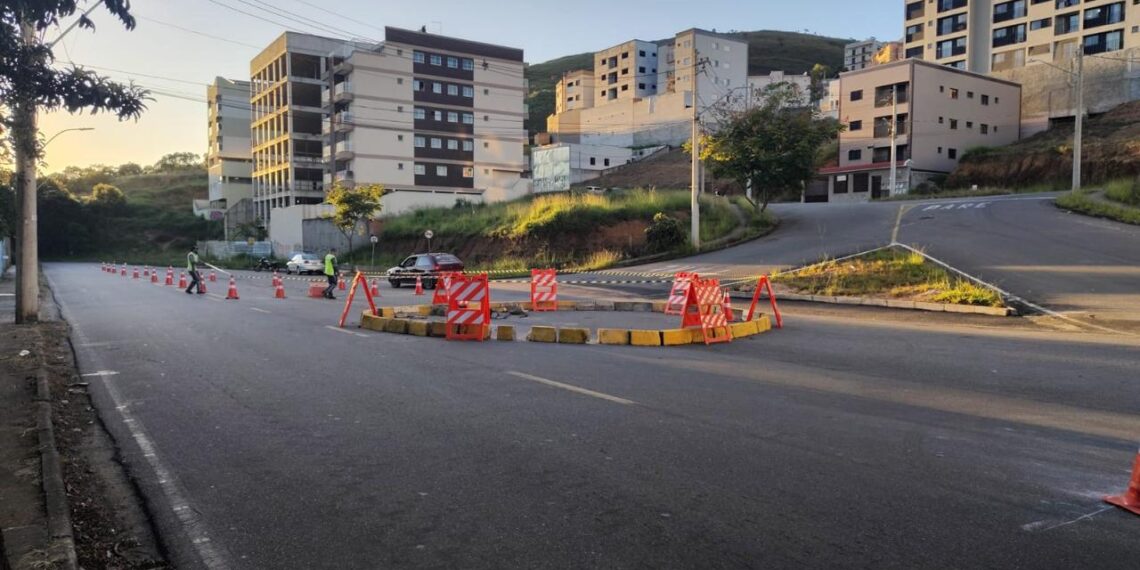 Demutran coloca sinalização após acidente em obra de rotatória em Poços de Caldas