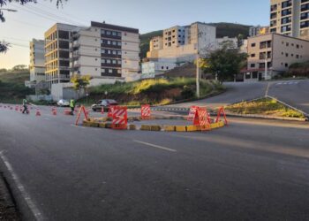 Demutran coloca sinalização após acidente em obra de rotatória em Poços de Caldas