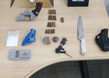 Operação conjunta apreende arma, drogas e veículos em Poços