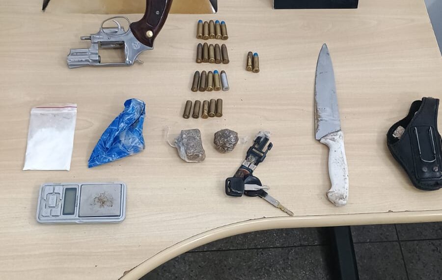 Operação conjunta apreende arma, drogas e veículos em Poços