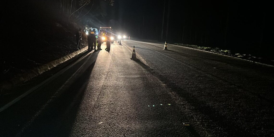 Caminhão atropela idoso e depois bate em carro na rodovia do Contorno, em Poços de Caldas